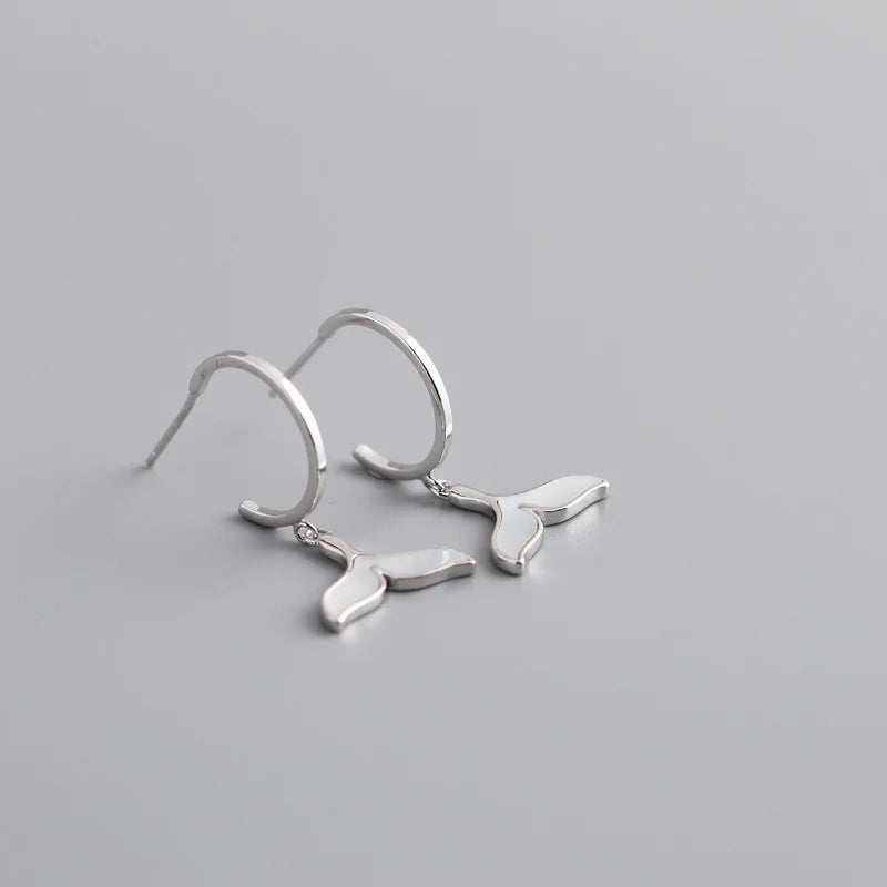ARETES CON TORNILLO COLA DE BALLENA NÁCAR