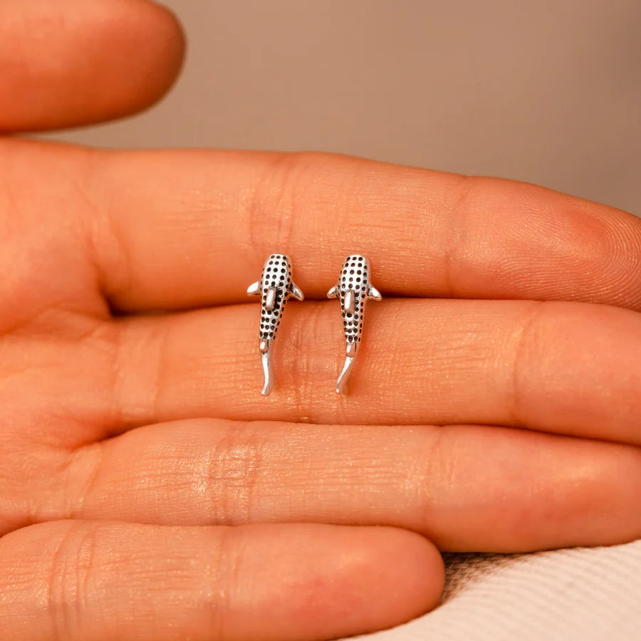 ARETES PEGADOS GRAN TIBURÓN BALLENA